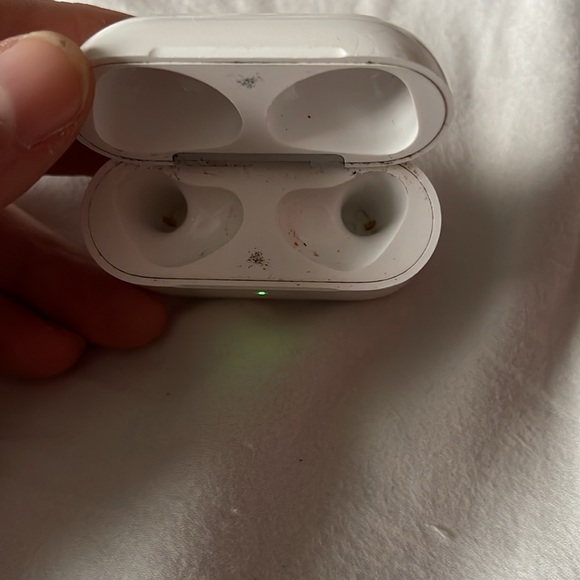 AirPod charging case, no pods - Picture 4 of 4